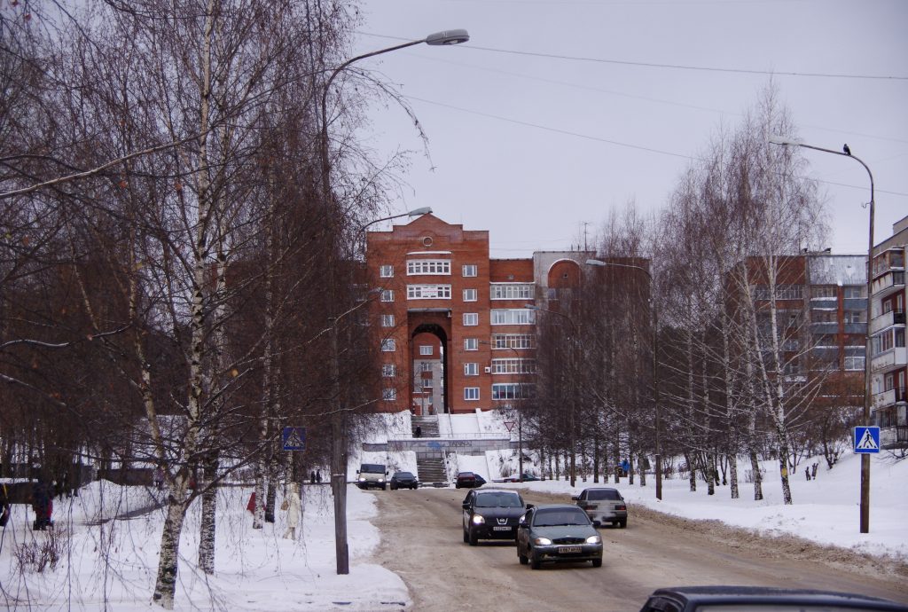 Зимняя улица и дом с аркой