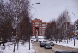 Зимняя улица и дом с аркой