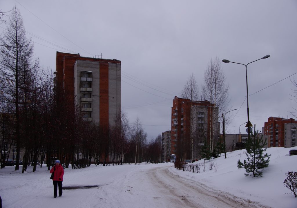 Двор и высотки зимой