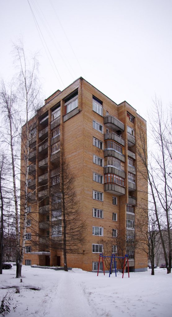 Городской фрагмент в вертикальном кадре