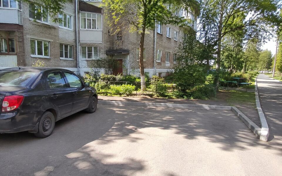 Машиноместо рядом с жилым домом